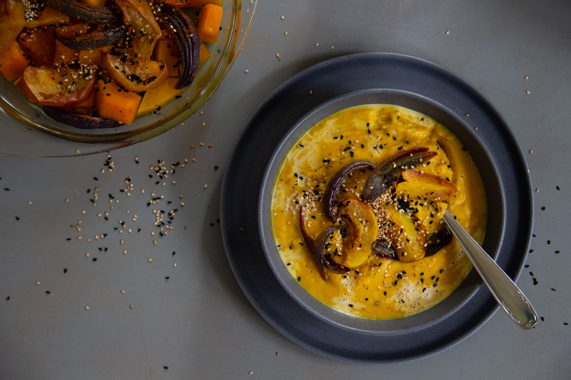 Ayurvedisch inspirierter Ofenkürbis mit Apfel und Zwiebel & Kürbis-Cremesuppe aus den Resten