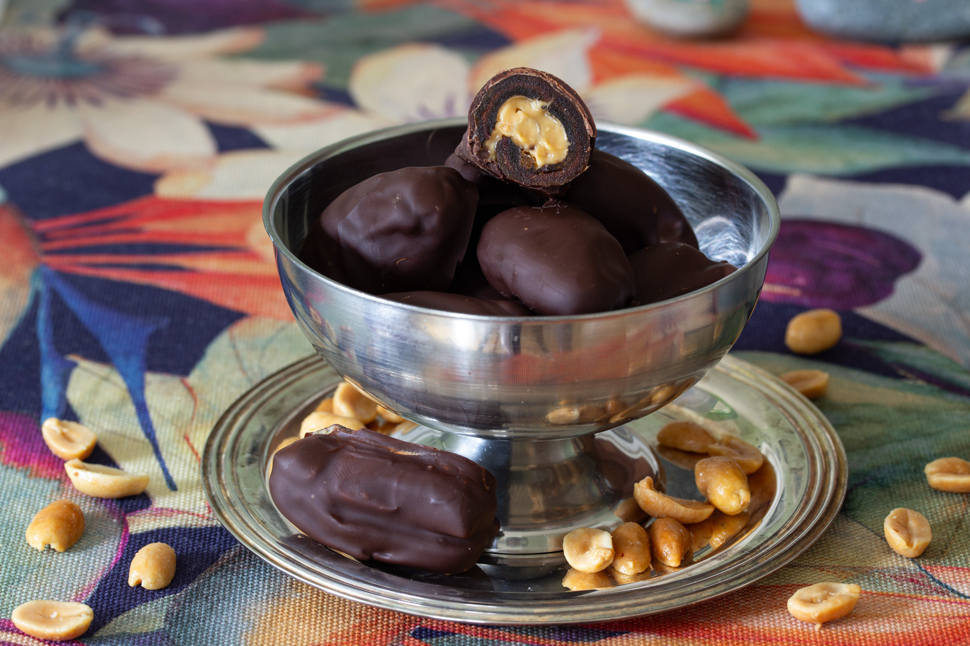 Crunchy Erdnuss-Dattel-Pralinen mit Kakaonibs