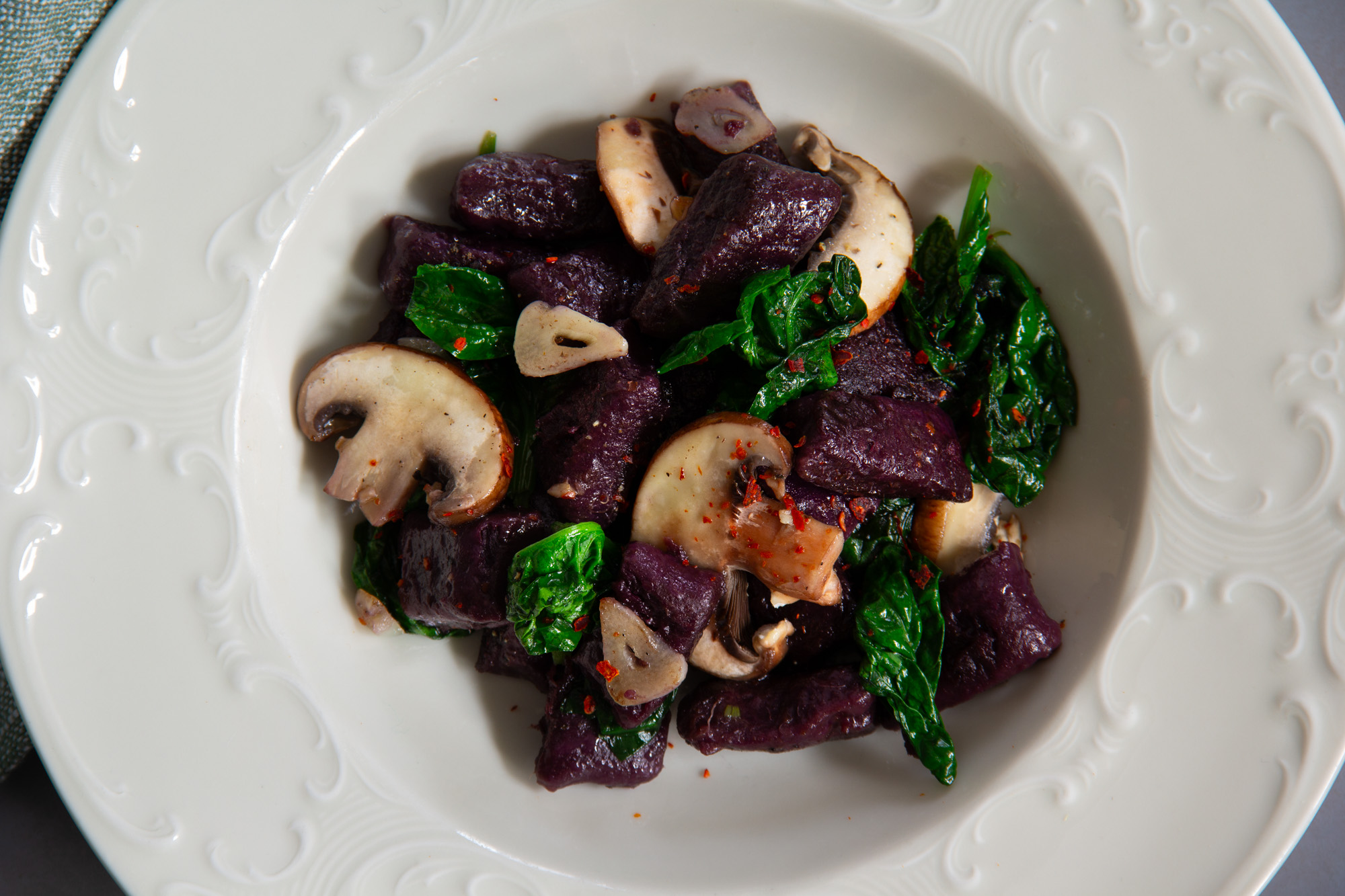 Farbenfroh: Lila Süßkartoffel-Gnocchi mit Pilzen & Spinat