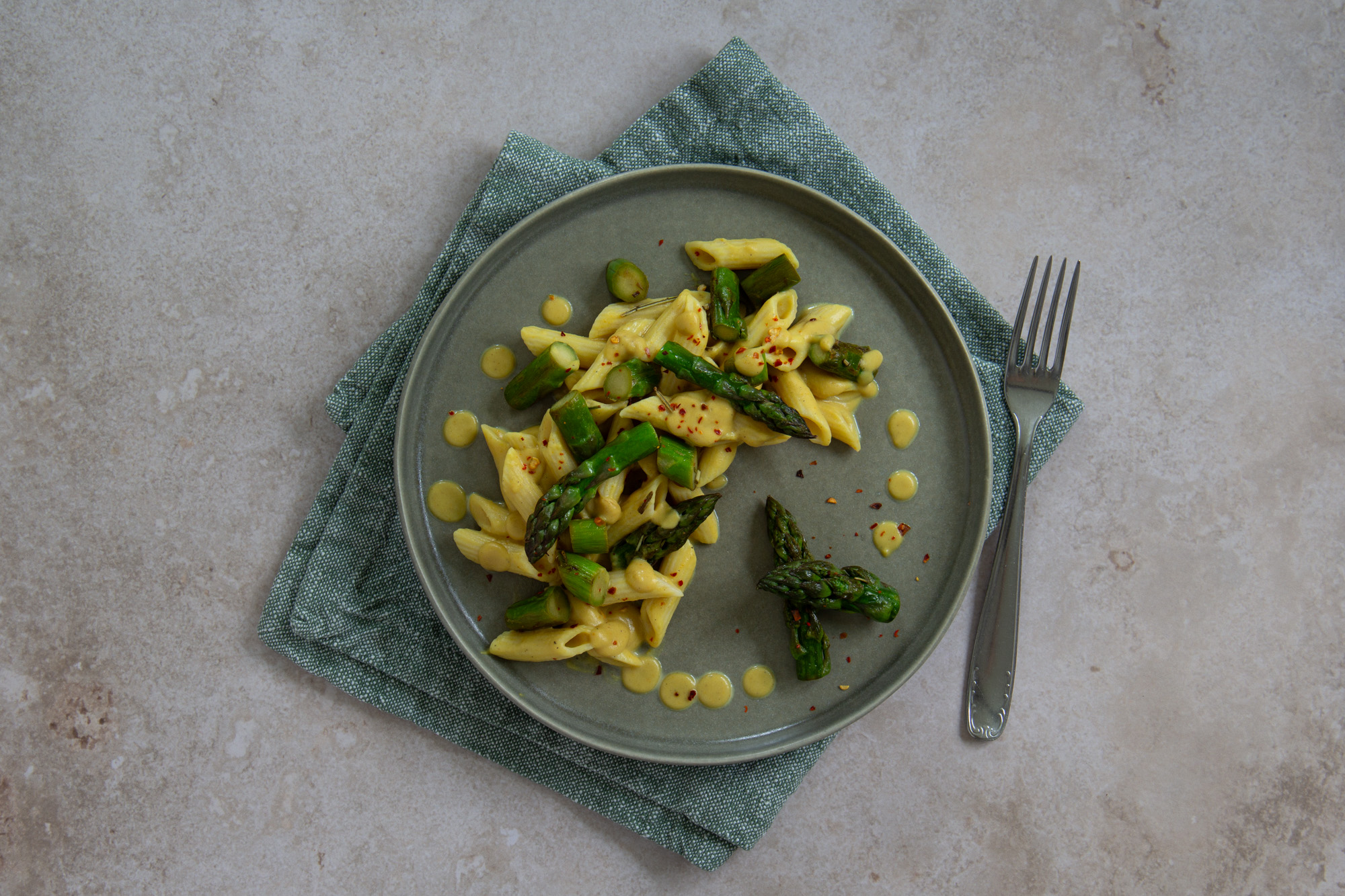 Penne mit grünem Spargel & Hummus-Miso-Sauce