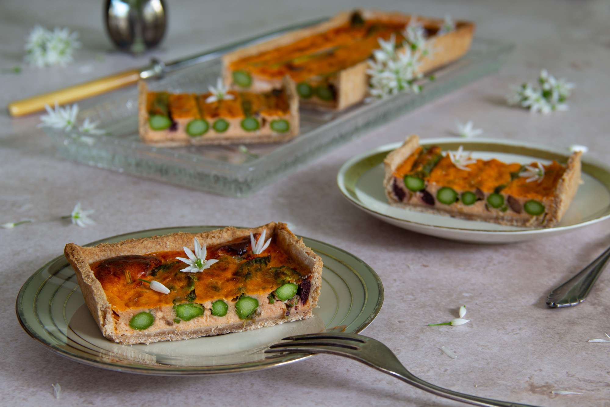 Mediterrane Spargel-Quiche mit Kalamata-Oliven