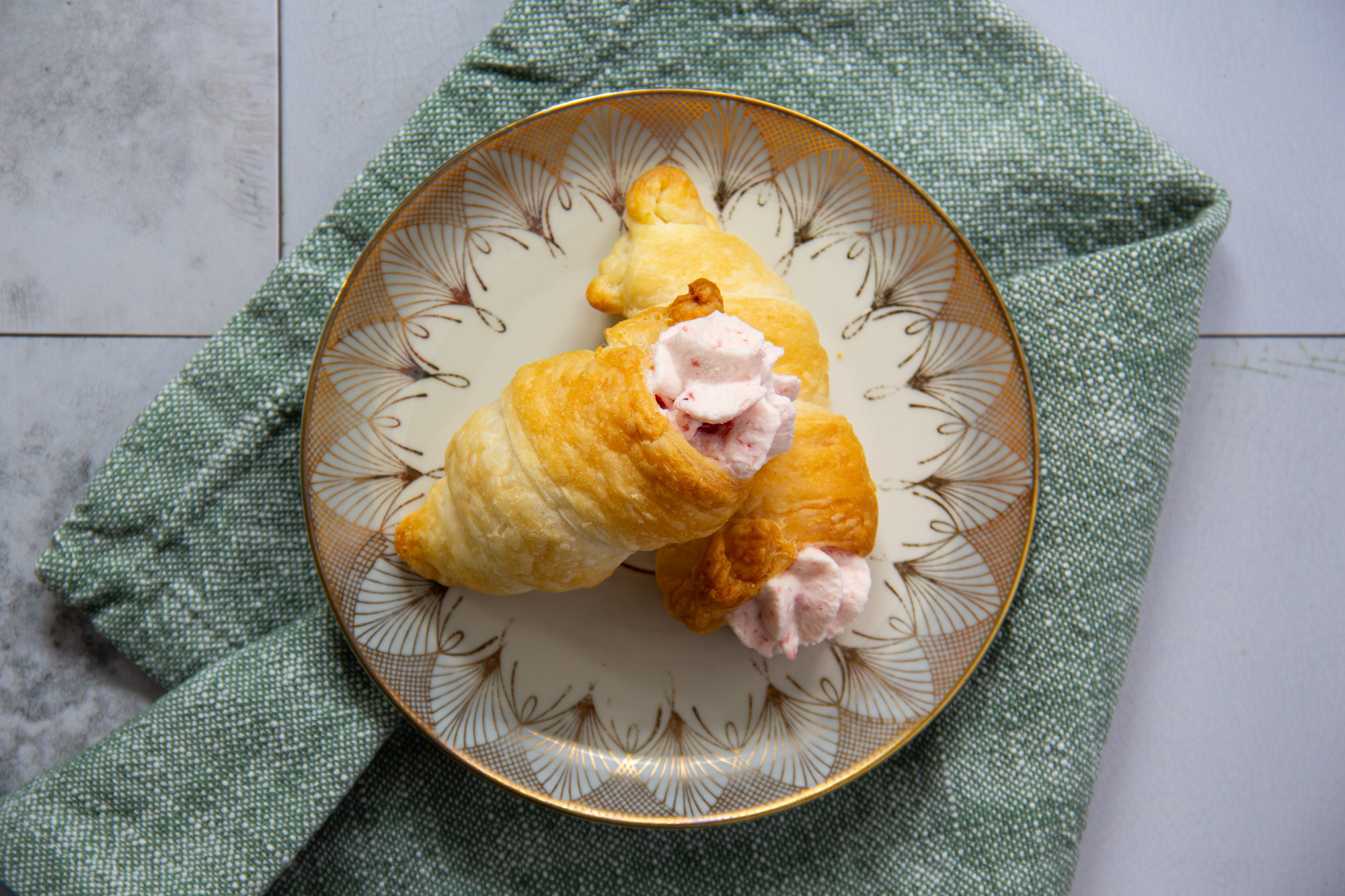Altbacken, aber lecker: Schillerlocken mit Erdbeersahne