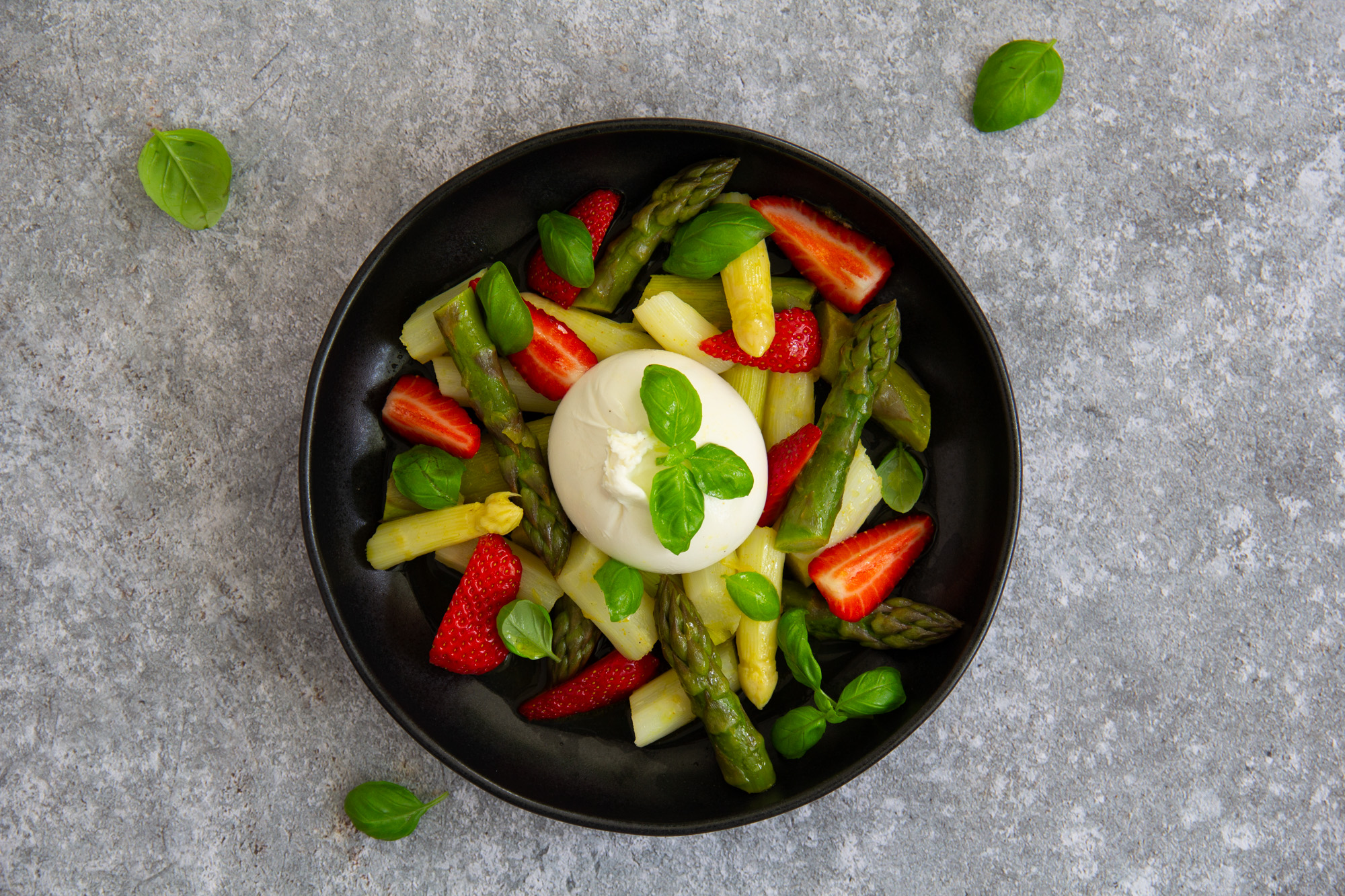 Spargel-Erdbeer-Salat mit Orangendressing, Burrata & Basilikum