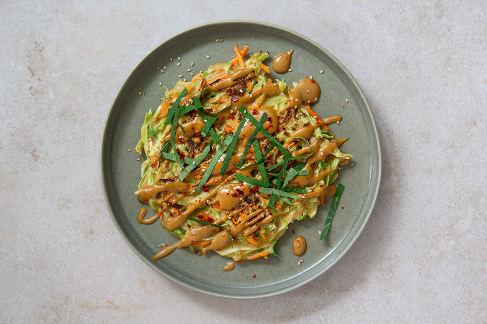 Okonomiyaki_Japanische Kohl-Pfannkuchen-3