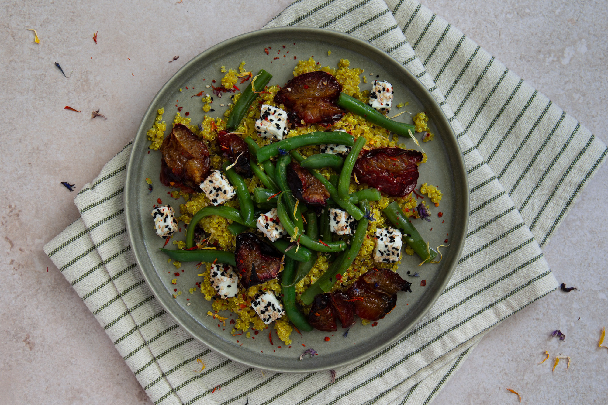 Quinoa-Salat mit Ofen-Zwetschgen, Bohnen & Manouri