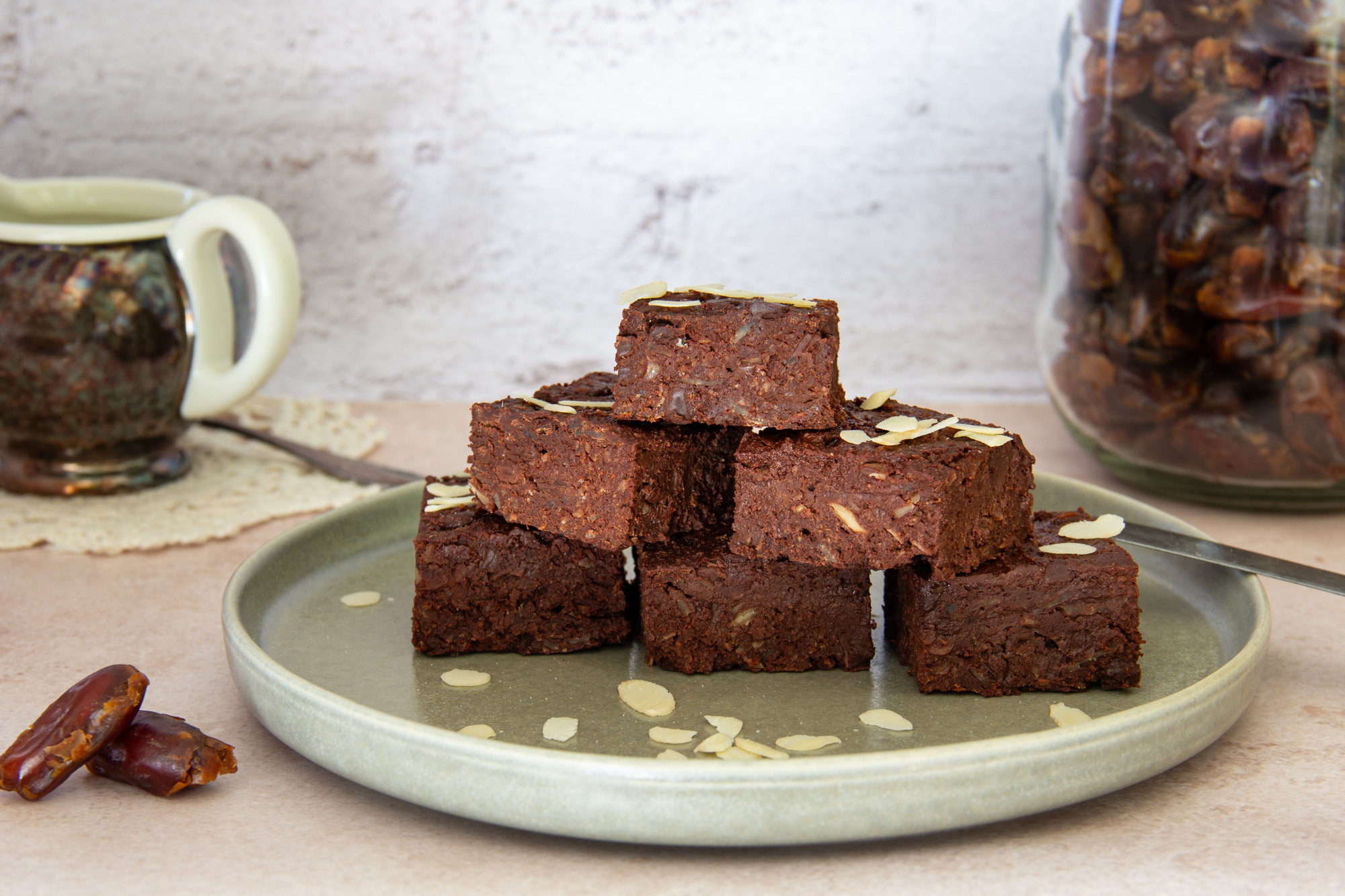 Saftige Dattel-Brownies (ohne Zucker im Teig & glutenfrei)