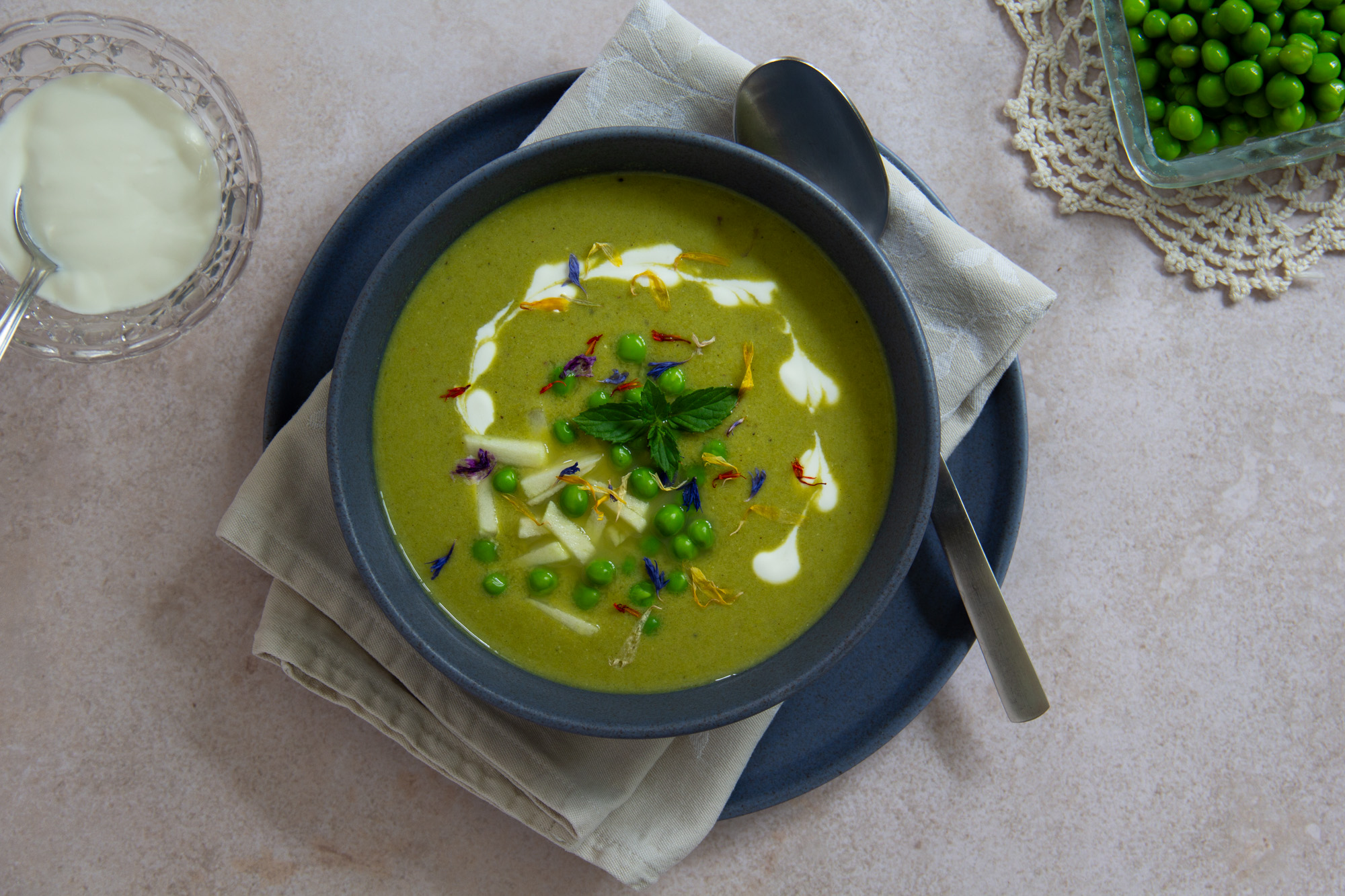 Koch mein Rezept: Würzige Erbsen-Apfel-Gazpacho mit Sauerrahm