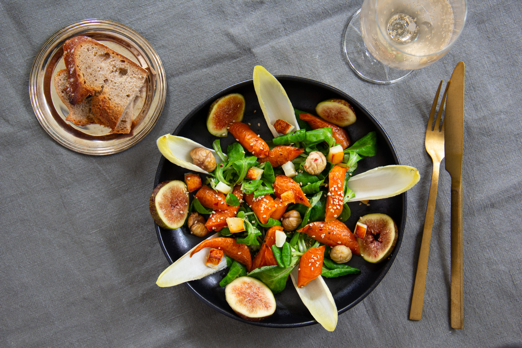 Feldsalat mit Ofenkarotten, Maronen, Halloumi & Feige