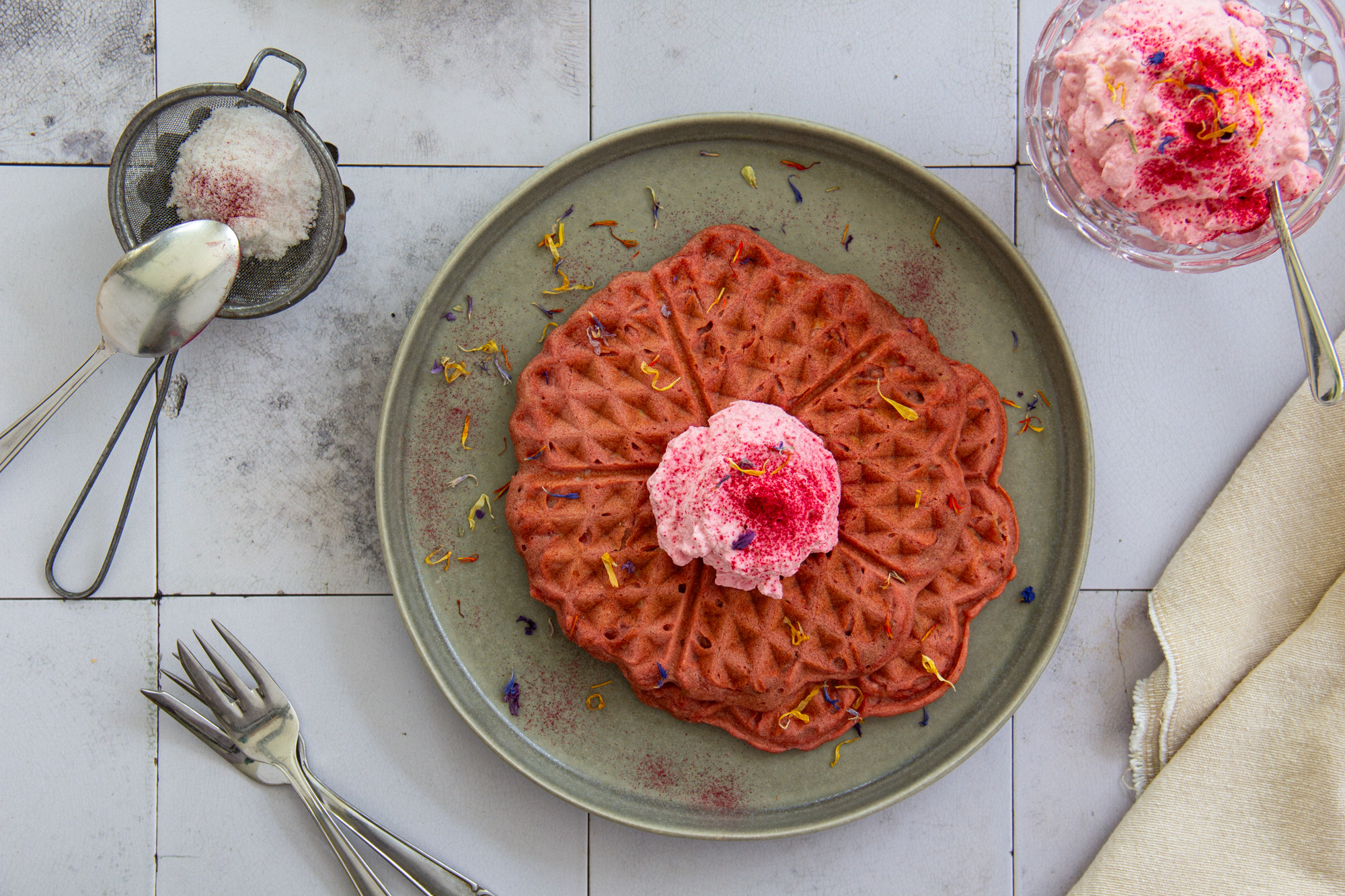 Rosa Apfel-Waffeln mit Rote Bete-Pulver