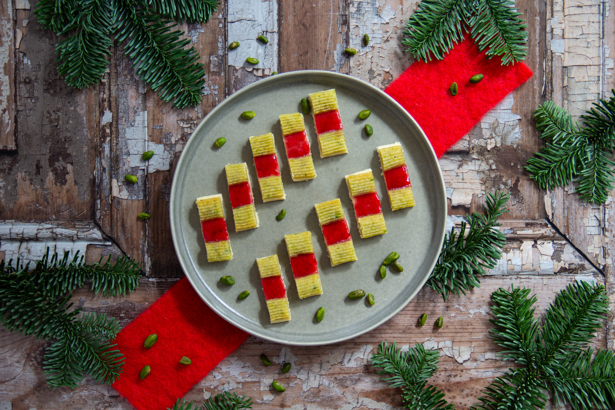 Kekse in Weihnachtsfarben: Eisenbahner mit Pistazienmarzipan
