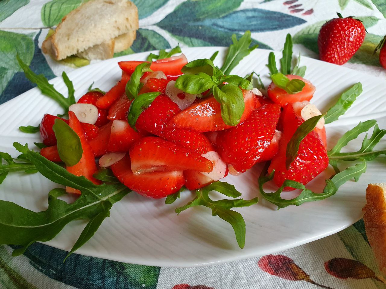 Herzhafter Erdbeer-Salat mit Knoblauch & Basilikum
