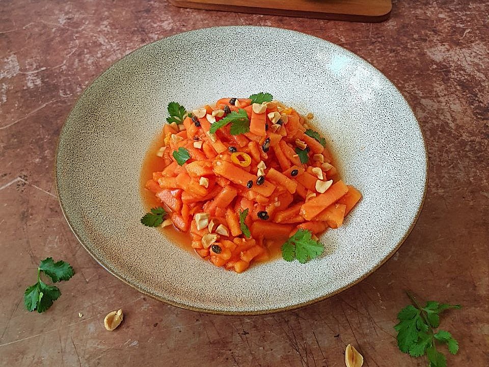 Herzhafter Papaya-Salat mit Chili & Erdnuss