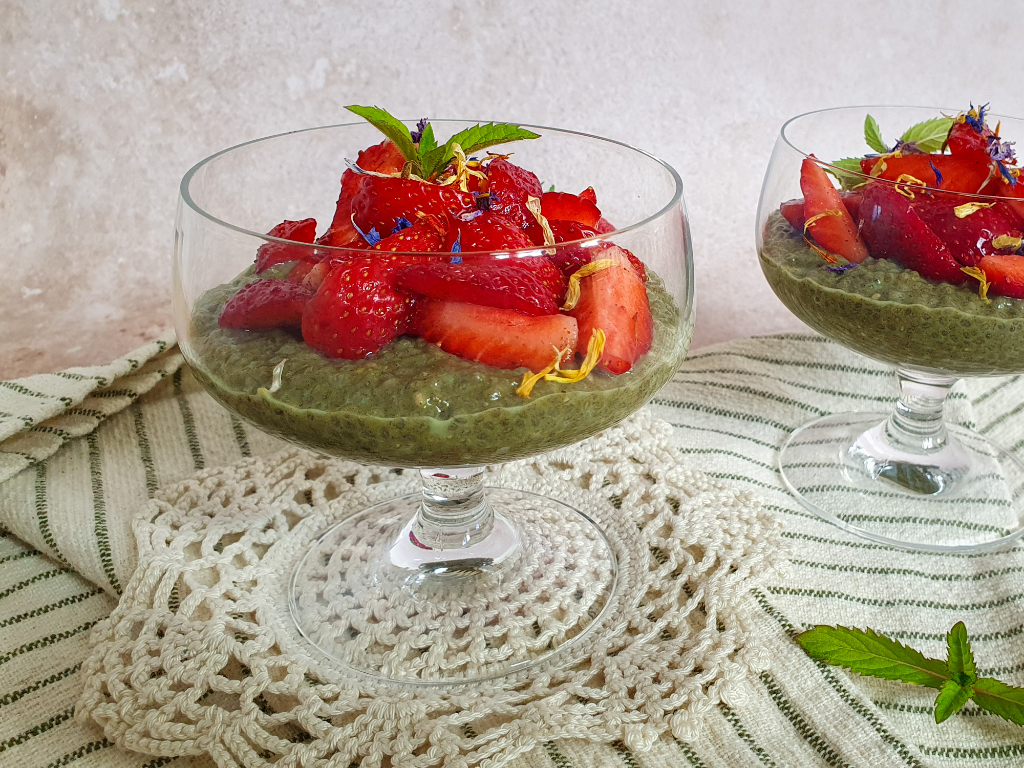 Chia-Pudding mit Matcha, Superfood-Pulver & Erdbeeren