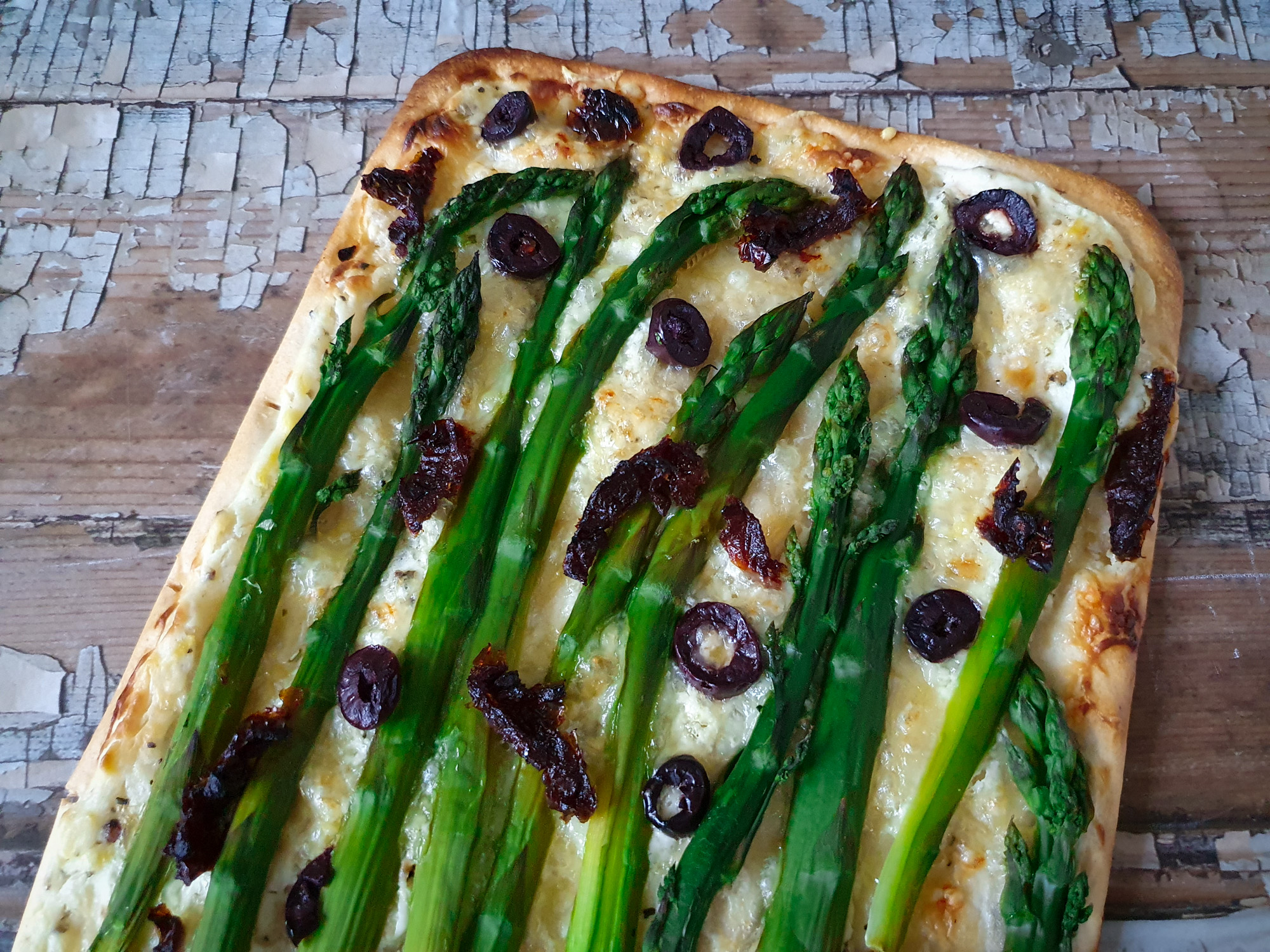 Flammkuchen mit Spargel, Kalamatas & getrockneten Tomaten