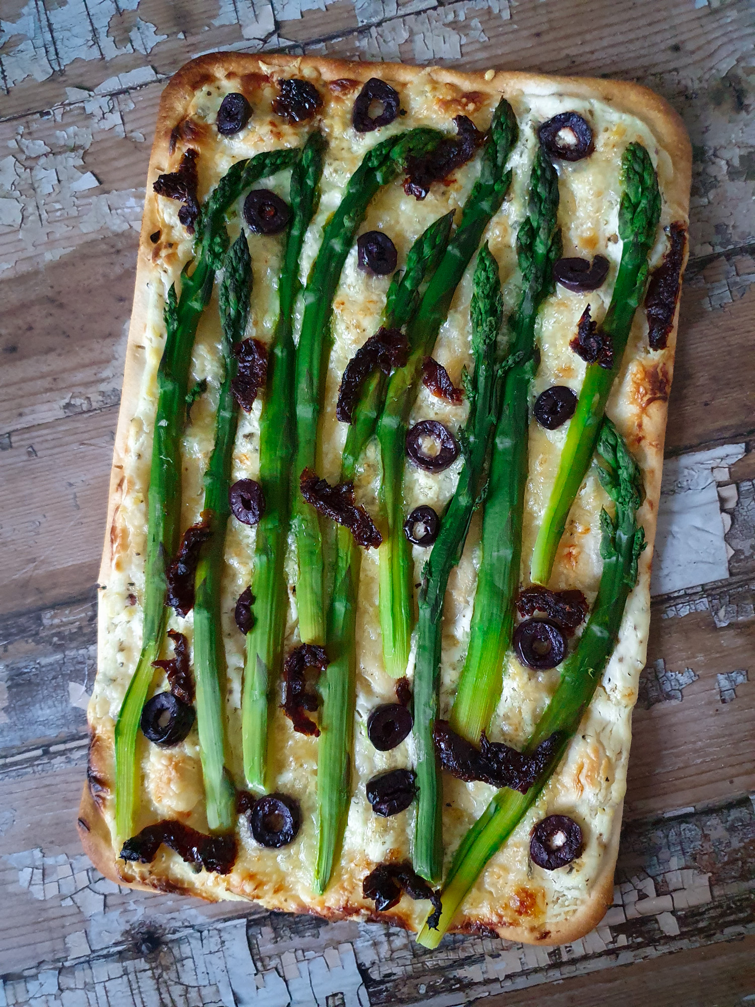 Flammkuchen mit grünem Spargel, Kalamatas & getr. Tomaten_BEARB-3