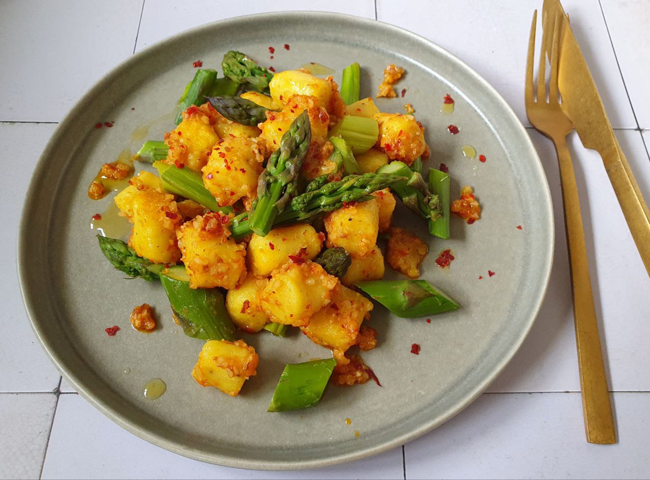 Selbstgemachte Gnocchi mit Harissa-Mandel-Butter & Spargel