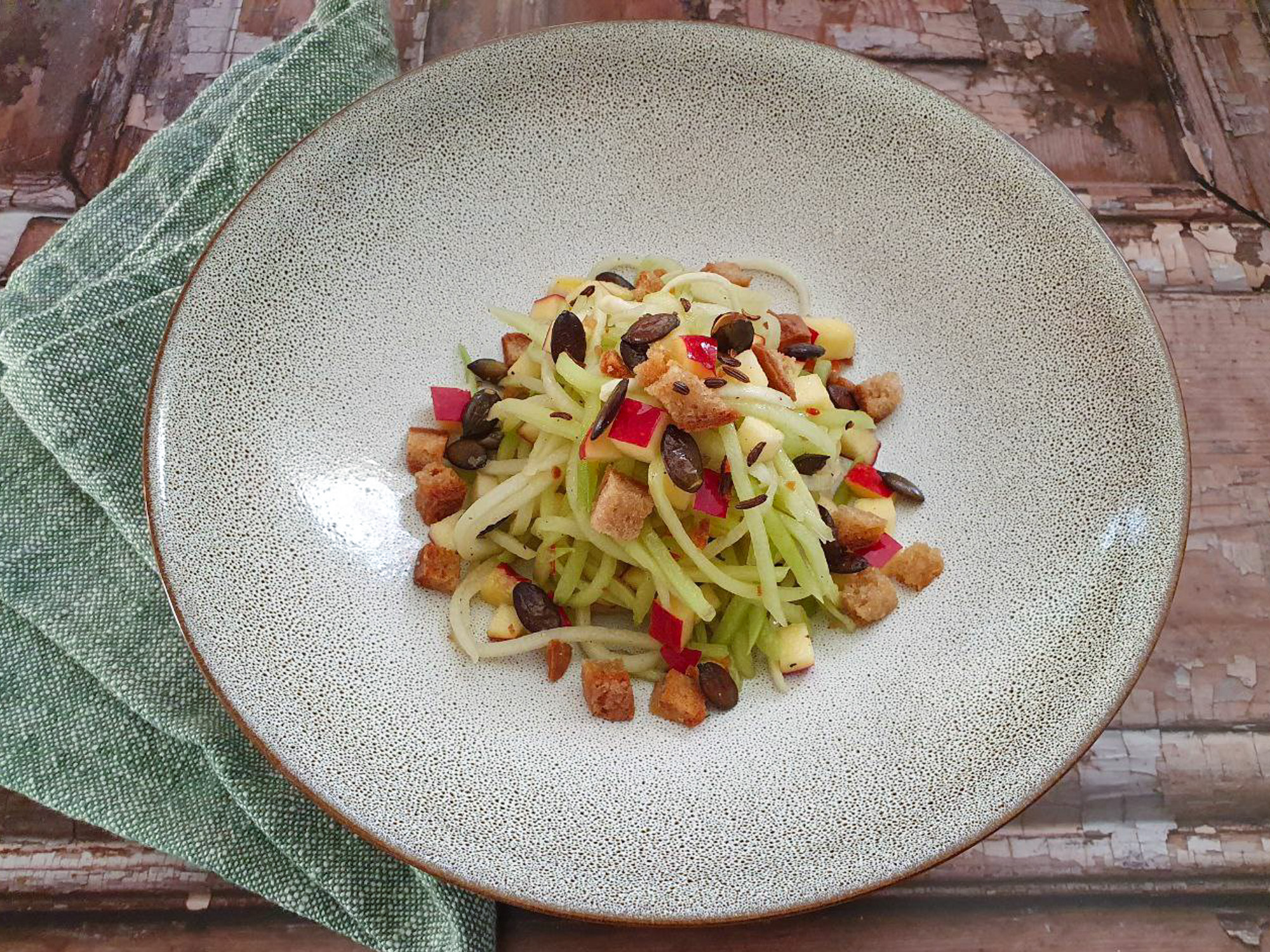 Chayote-Salat mit Apfel, Croûtons & Bier-Balsamico