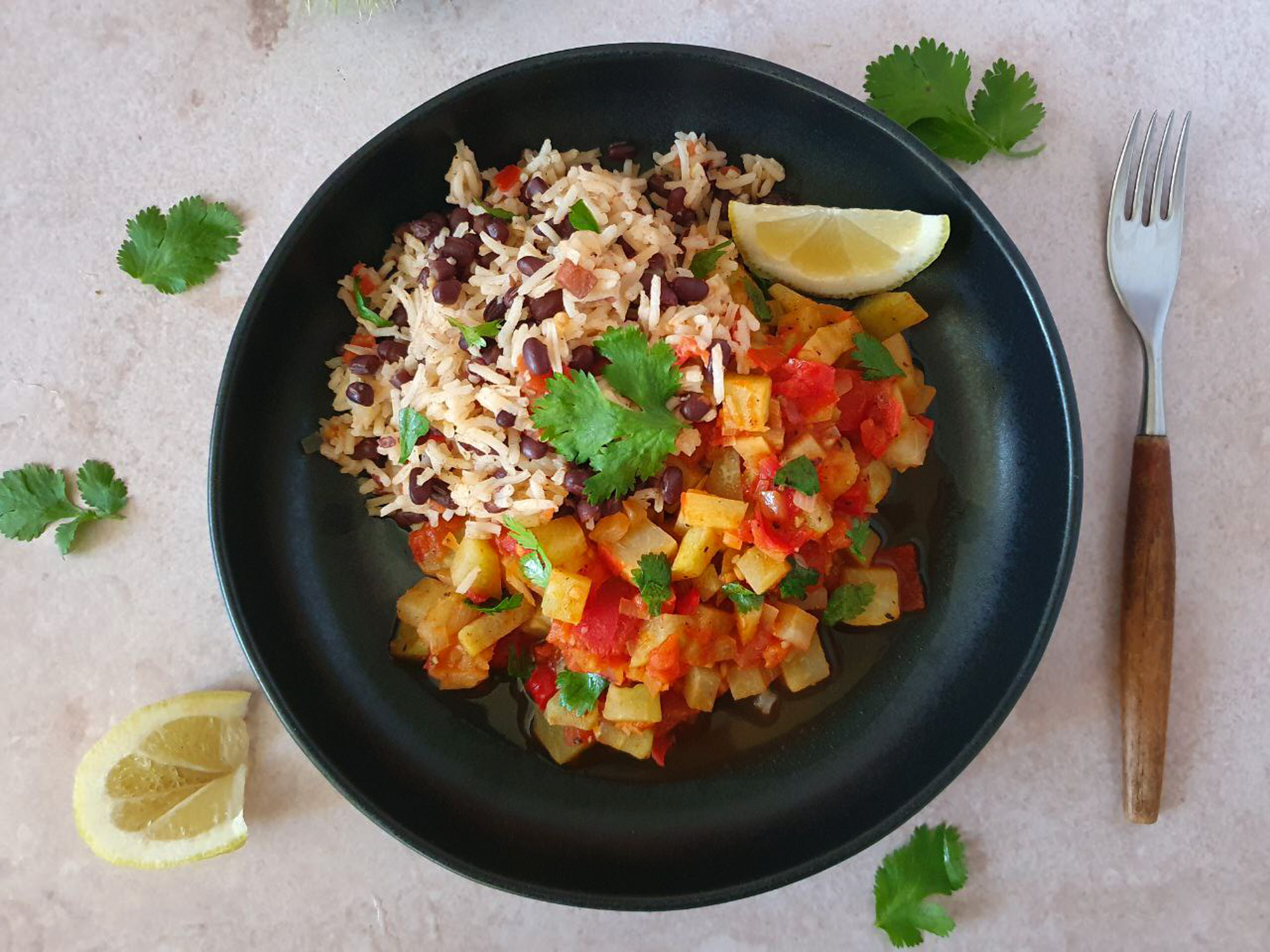 Chayote a la mexicana mit Tomaten-Reis & Bohnen