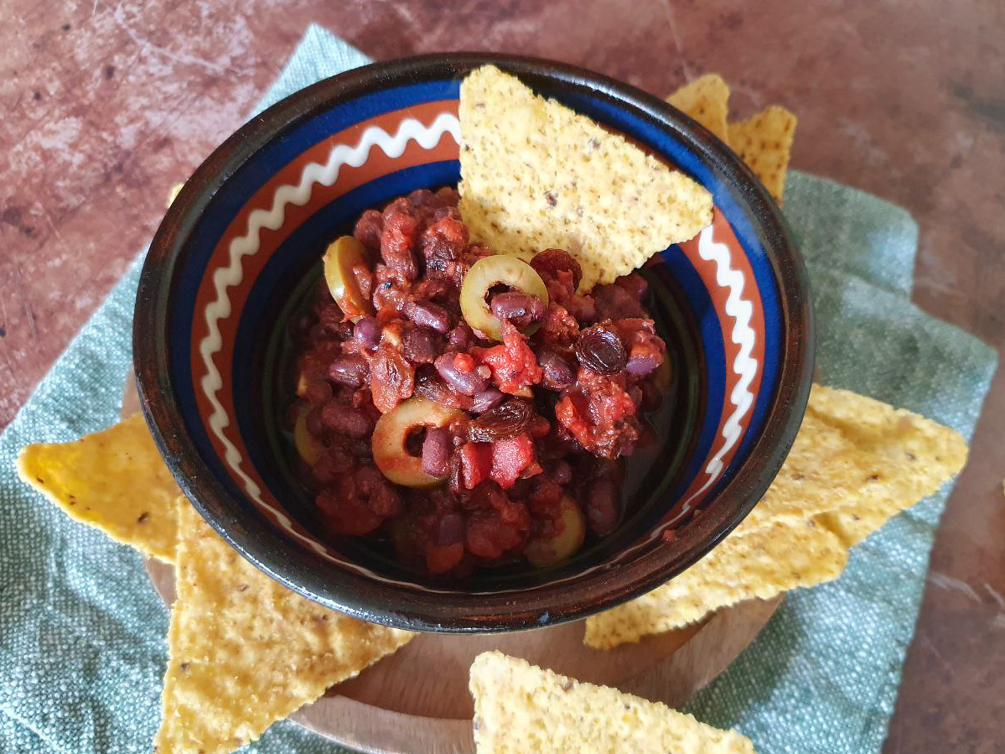 Zum Dippen mit Tortilla-Chips: Picadillo mit Azukibohnen