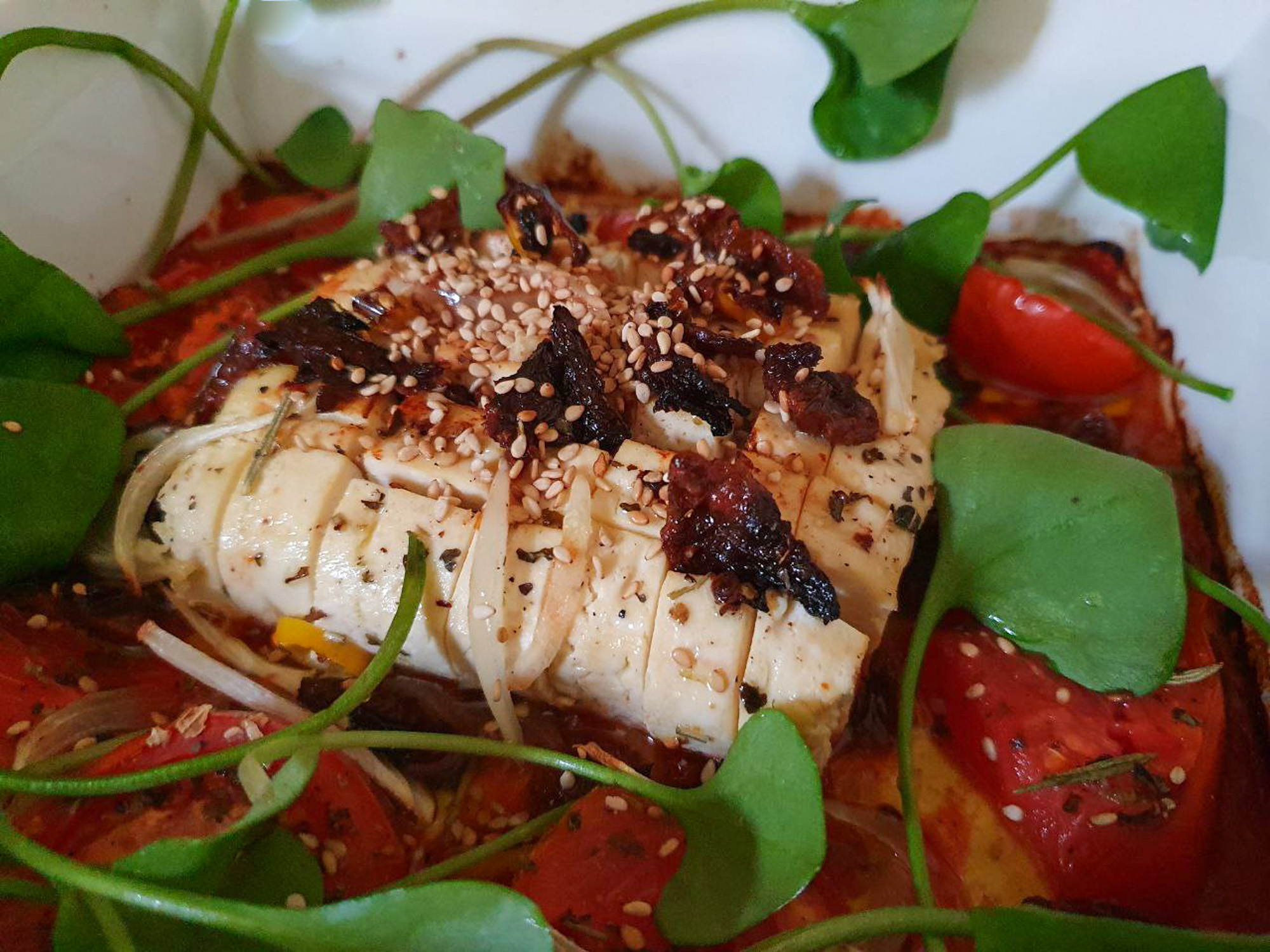 Ofen-Feto auf Tomaten-Zwiebel-Bett mit Winterportulak & Chicorée-Salat mit Apfel und Winterportulak