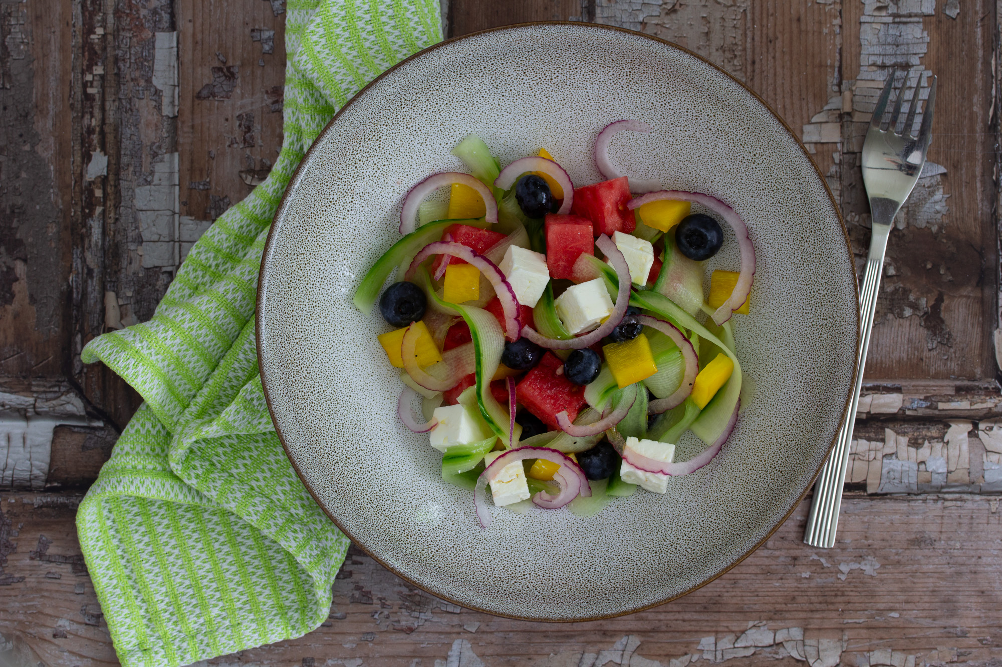 Bunter Sommersalat mit Gurke, Paprika, Wassermelone, Feta & Heidelbeeren