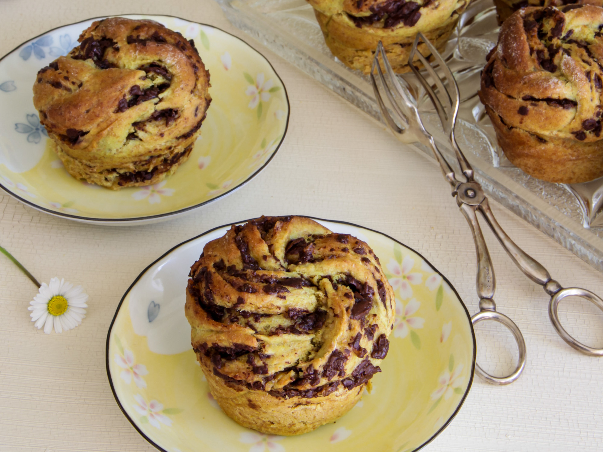 Fluffige Hefekringel mit kandiertem Ingwer & Zartbitterschokolade