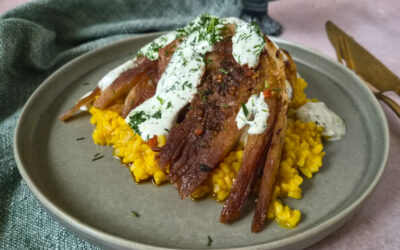 Weißkohl-Spalten auf Kurkuma-Reis mit Dip & Dill