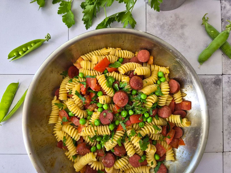 Pronto! – Pasta mit Feuerwurst, Erbsen & TomatePasta mit Feuerwurst, Erbsen & Tomate
