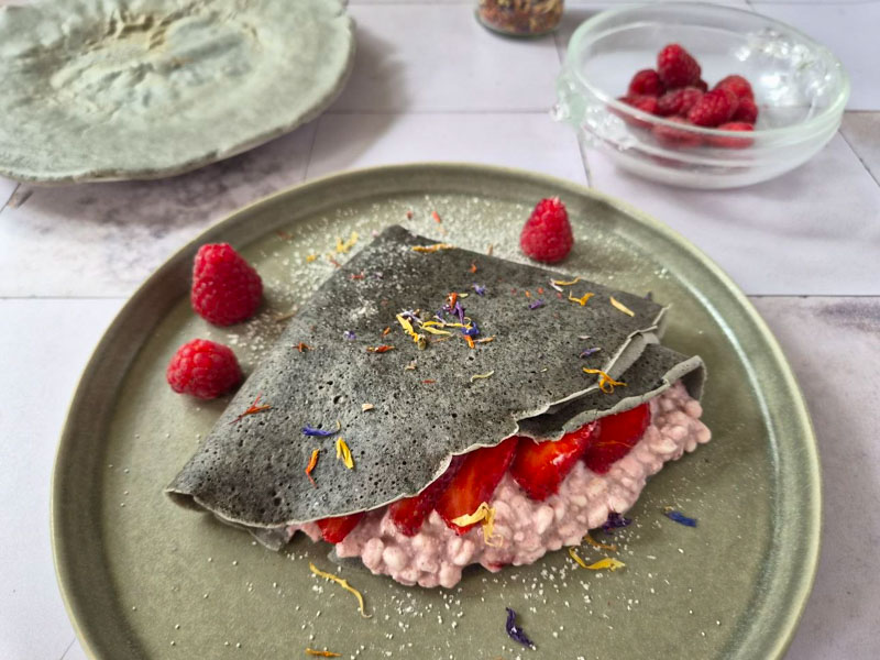 Crêpes mit schwarzem Sesam, Hüttenkäse & Beeren_BEARB-5