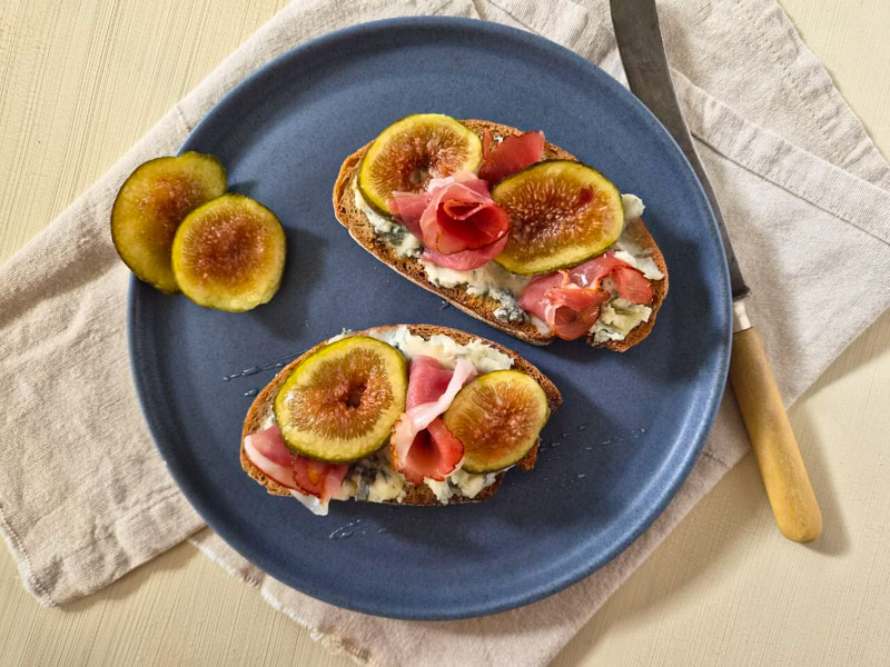 Bruschetta mit Feige, Gorgonzola, Schinken & Honig